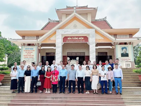 Hiệp hội Du lịch Long An tiếp đoàn BV TƯ Thái Nguyên đến thăm các khu di tích tại tỉnh