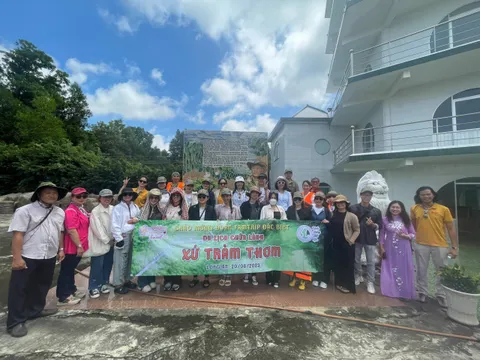 Đoàn Famtrip Xứ Tràm Thơm đến với KDL Cánh Đồng Bắt Tận